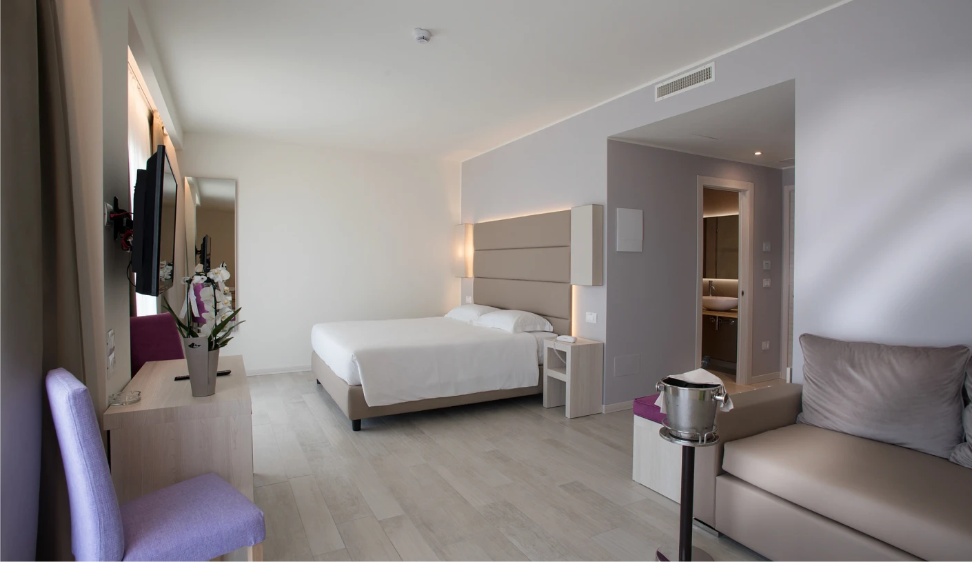 DELUXE RELAX     Junior Suite mit Whirlpool im Zimmer, im 2. und 3. Stock gelegen, mit großem Balkon mit Poolblick.